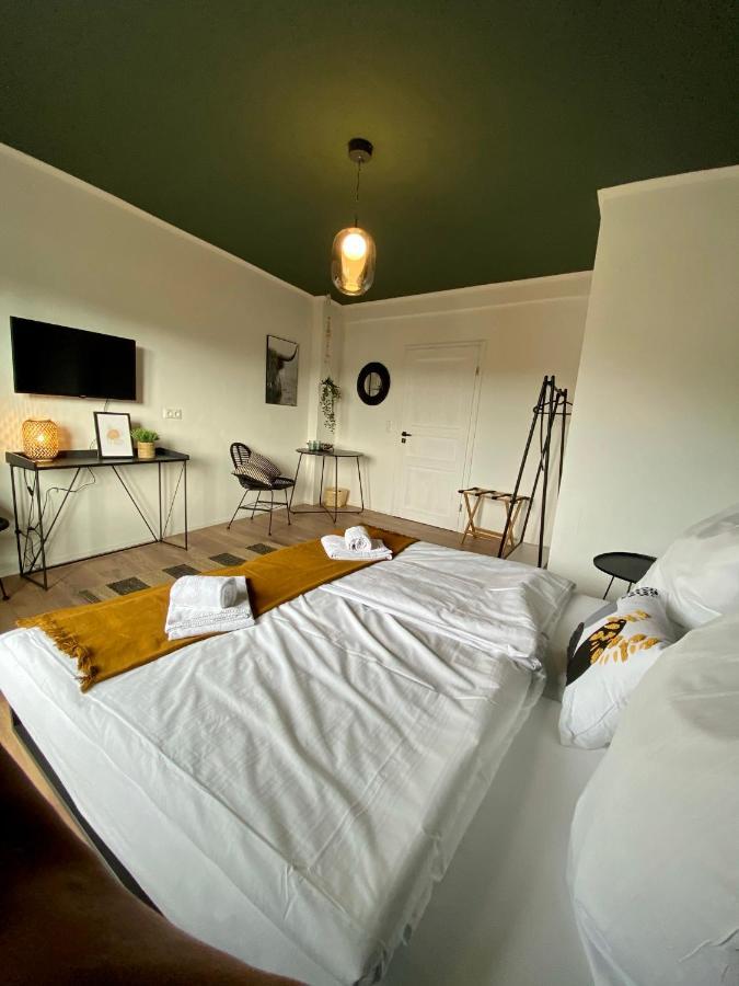Schlafen Ueber Der Whiskybar Apartment ฮูเดสไฮม์ แอม ไฮน์ ภายนอก รูปภาพ